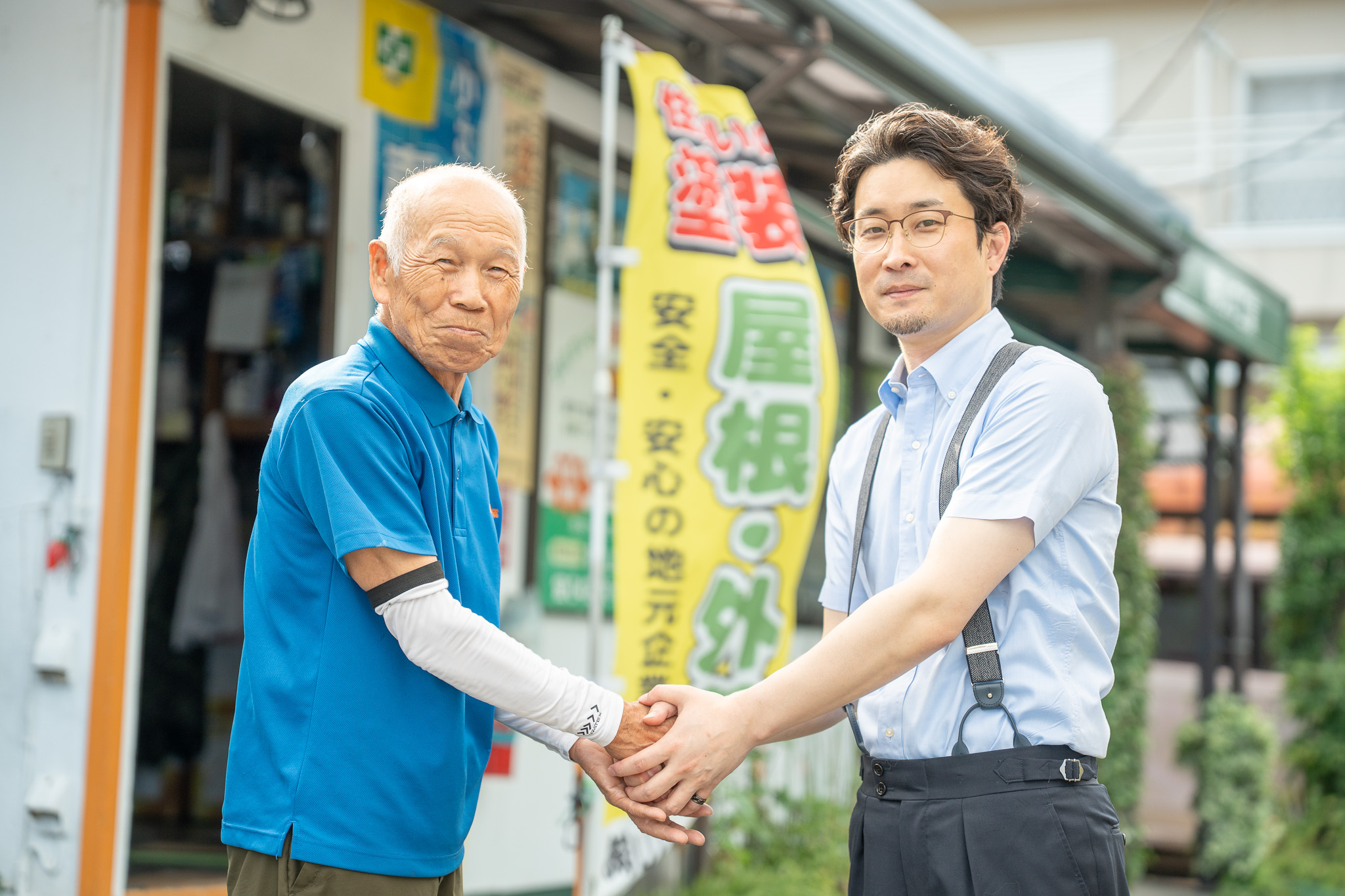 前代表と現代表の握手